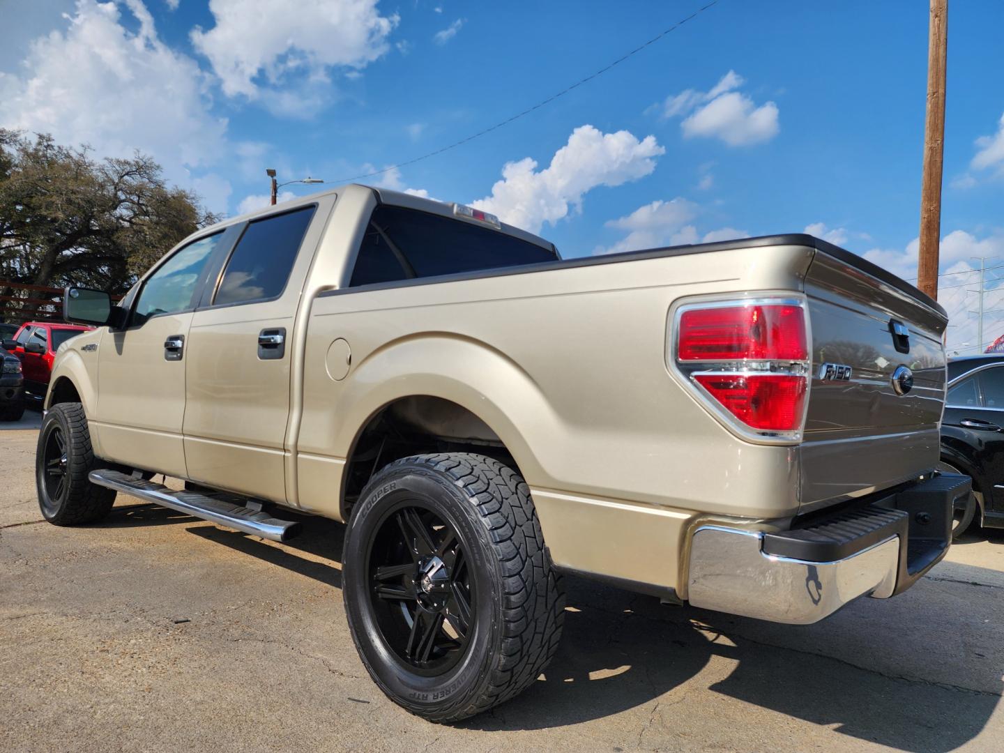 2010 GOLD Ford F-150 XLT (1FTEW1C81AF) , AUTO transmission, located at 2660 S.Garland Avenue, Garland, TX, 75041, (469) 298-3118, 32.885551, -96.655602 - Photo#5